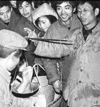 年輕時的年廣久在賣瓜子