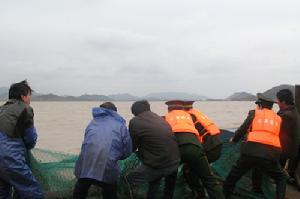 邊防官兵和漁船民民眾在事發海域進行搜救