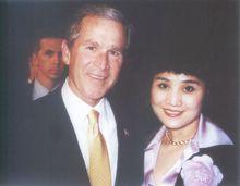 姚沁(右)與美國總統小布希