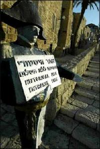 指引進入雅法老城的一座雕塑