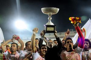 教練以及球員舉杯場景