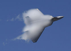 （圖）F-22機背凝結雲