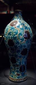 白地素三彩纏枝牡丹紋瓶 白地素三彩纏枝牡丹紋瓶