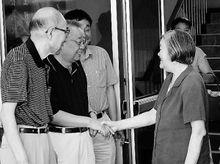 楊慧潔（女）和市老區建設促進會會長滑兵來