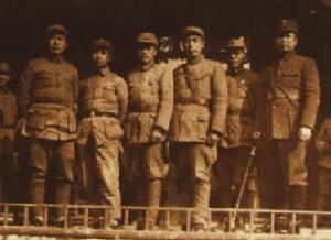 （圖）1939年在安徽涇縣新四軍軍部左起：陳毅、粟裕、傅秋濤、周恩來、朱克靖、葉挺 