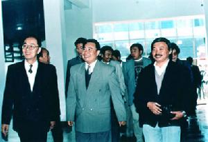 蒲敦武(右數第一)