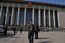 易武在北京人民大會堂獲國大師稱號載譽歸來