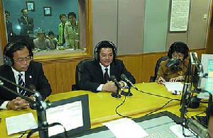 鄧碧泉(中)和姜正軒參與現場直播情景