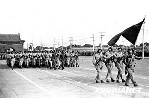 1949年10月1日，開國大典上，解放軍步兵部隊在天安門前接受檢閱