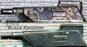 上圖為仿品，炮塔差異：原品炮管最前端逐步變細，各部位切角、框線線條流暢，沒有多餘熱壓鑄造邊沿，立體感強，不生硬。