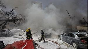 消防人員清理8月19日爆炸現場