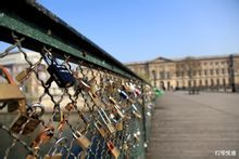 巴黎藝術橋上的愛情鎖