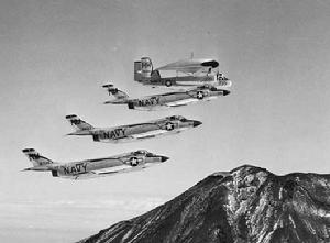 VF-193 的“惡魔”與 E-1（WF-2）預警機一同飛行
