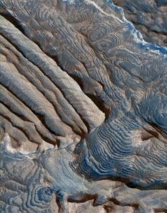 MRO上的HiRISE所拍攝的貝克勒爾環形山中的周期性沉積