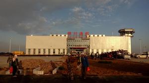 通航機場綜合樓前的草坪