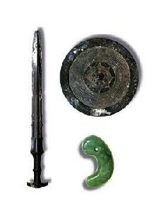 草雉劍、八咫鏡、八尺瓊勾玉