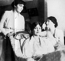 1917年春天被監禁在沙皇別墅中的阿納斯塔西婭大公、瑪麗亞大公與塔季揚娜大公