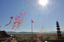 梵音裊裊，鐘鼓齊鳴，禮炮齊鳴，彩球升空