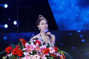 擔任中國產業互聯峰會（萬人峰會）中英文主持