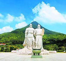 福建雲霄縣將軍山公園陳政、陳元光父子雕像