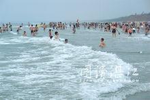 雨霧浸沒長灘朦朧，只是一片海浪浪。