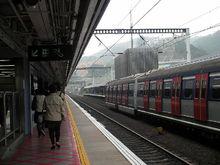 東鐵線班次很頻密(前車未走，後車已到)