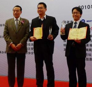 林金桐教授（左一）飛流九天CEO倪縣樂（中）