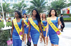 (圖)世界和平大使亮相大梅沙