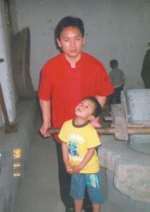 2008年5月，與兒子王煒懿在湖北襄陽。