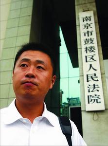 判決結束後，彭宇一臉鬱悶地站在法院門口