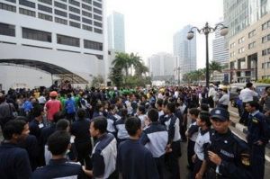 圖為在印度尼西亞首都雅加達，當地居民在地震後聚集在街道上。