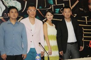 李蔚然（左一）與《決戰剎馬鎮》主創