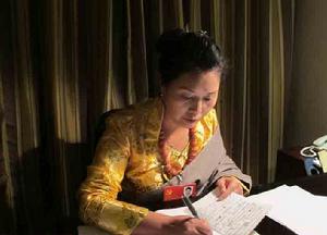 澤仁旺姆在黨的十八大會議期間準備發言材料