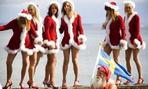 丹麥哥本哈根郊外的海岸上，出現了丹麥聖誕老人及其美麗的女助理。