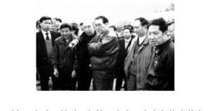 1991年11月15日，時任國務院三峽地區經濟開發辦公室主任的李伯寧（前排左三）陪同時任總理李鵬考察三峽庫區秭歸縣李家坡柑桔園。