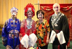 孫毓敏與《金玉奴》主要演員合影留念