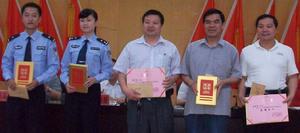 莫雄亮（右）在領獎台上