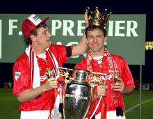 1992年奪冠後布魯斯為羅布森帶上英超王冠
