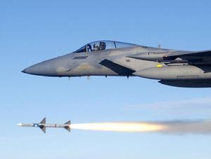 美國空軍F-15C戰機空射AIM-7飛彈
