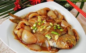 洋蔥片紅燒鯧魚 洋蔥片紅燒鯧魚