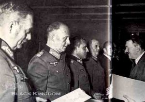 希特勒正在給受傷的官員頒發7月20日戰傷章