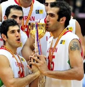 2009年亞錦賽伊朗衛冕亞錦賽冠軍 哈達迪親吻獎盃