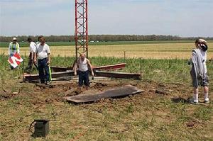 （圖）火箭發射後將1噸重的發射架移動了10英尺，並在地面留下一個10英寸的淺坑
