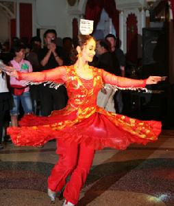 來賓們用舞姿和歌聲帶給新郎新娘美好的祝願，這個熱鬧的婚禮會一直持續到深夜