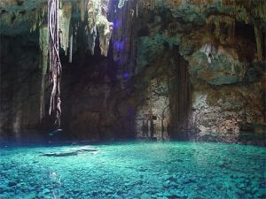 梅利薩尼岩洞裡的地下海水湖，地處希臘凱法利尼亞島附近，1953年的一場地震使洞穴的頂部坍塌，露出了現在的模樣。
