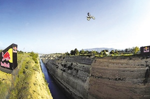 麥迪遜騎機車飛越科林斯運河