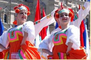 6月12日，兩名身穿鮮艷民族服裝的俄羅斯姑娘在莫斯科紅場翩翩起舞。