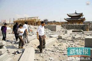 2010年9月,耿彥波(右)在建築工地上