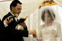 新人在按猶太傳統儀式宣讀屬於他們的誓詞