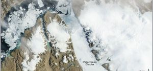 2012年7月16日10:25衛星拍攝的彼得曼冰川冰裂圖像